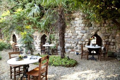 Hotel Empress Zoe - image 9