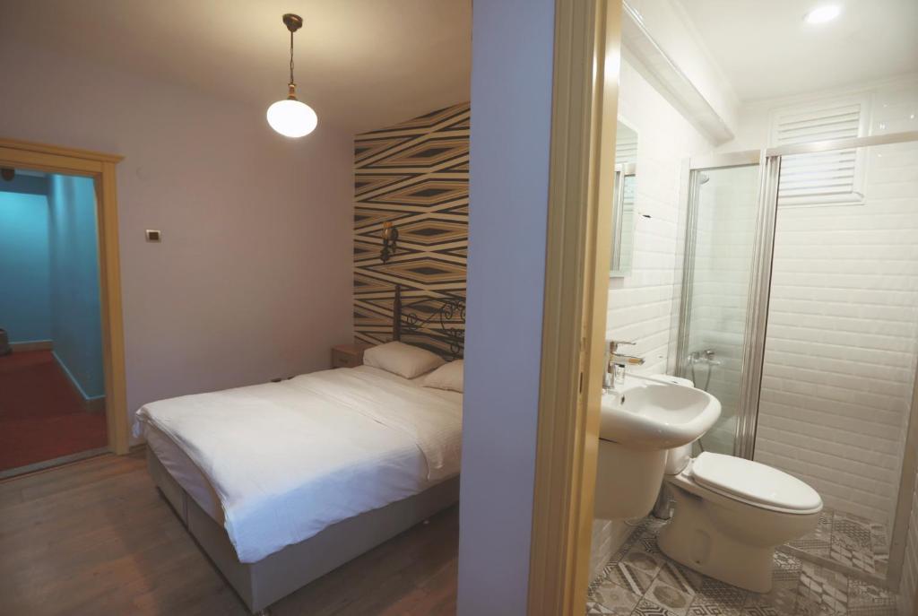 Cheers Vintage Hostel - image 3