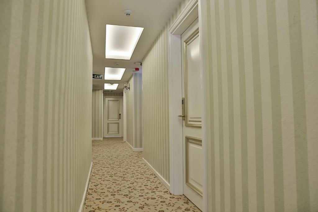 Hotel Queens Land - image 7
