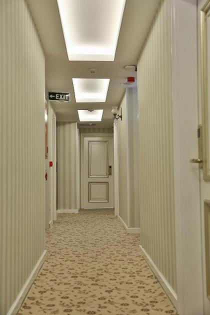 Hotel Queens Land - image 8