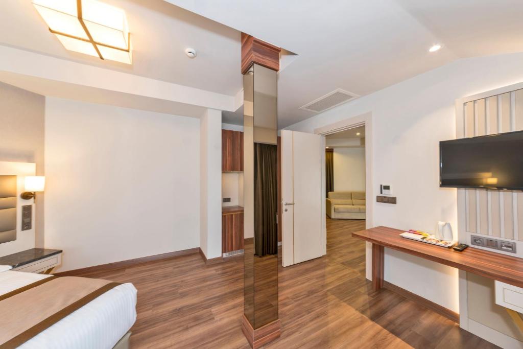 GOLDEN ROYAL HOTEL - image 4