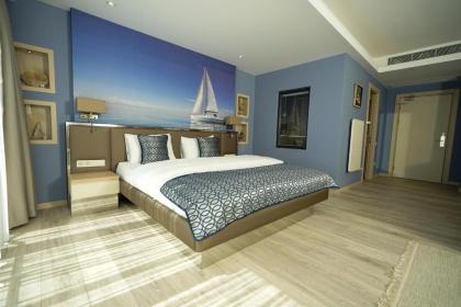 Riva's Moda - image 13