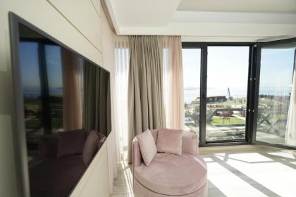 Riva's Moda - image 16