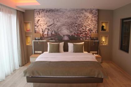 Riva's Moda - image 5