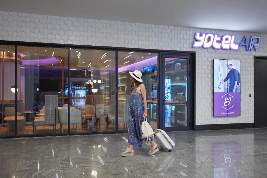 YOTELAIR Istanbul Airport Duty free - International Transit area - main image