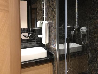 Four-G Hotel - image 11