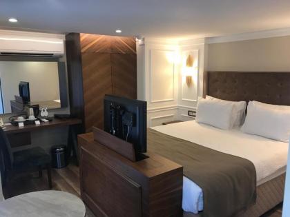 Old Port Hotel Suit - image 12