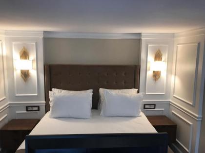 Old Port Hotel Suit - image 13