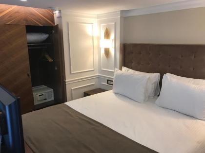 Old Port Hotel Suit - image 15