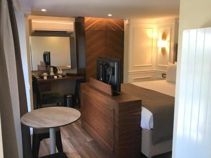 Old Port Hotel Suit - image 17