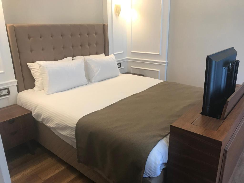 Old Port Hotel Suit - image 4