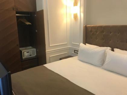 Old Port Hotel Suit - image 6