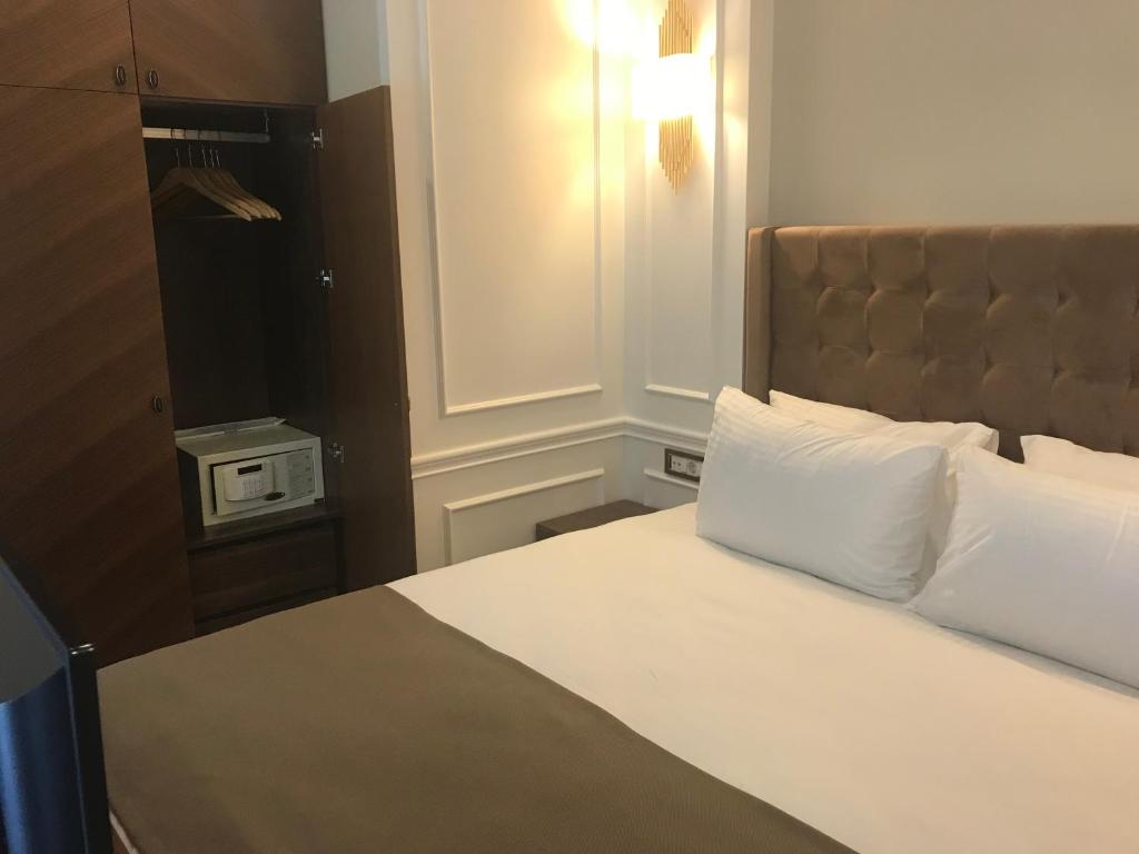 Old Port Hotel Suit - image 6