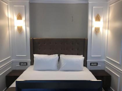 Old Port Hotel Suit - image 8