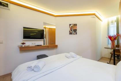 Seven Rooms Oldcity Hotel - image 11