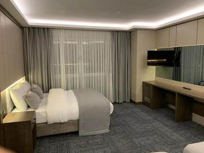 THE GREEN HOTEL - image 2