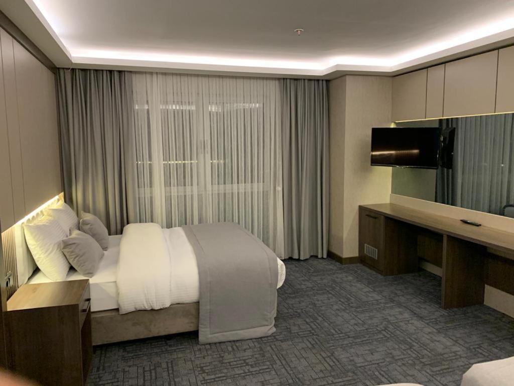 THE GREEN HOTEL - image 2