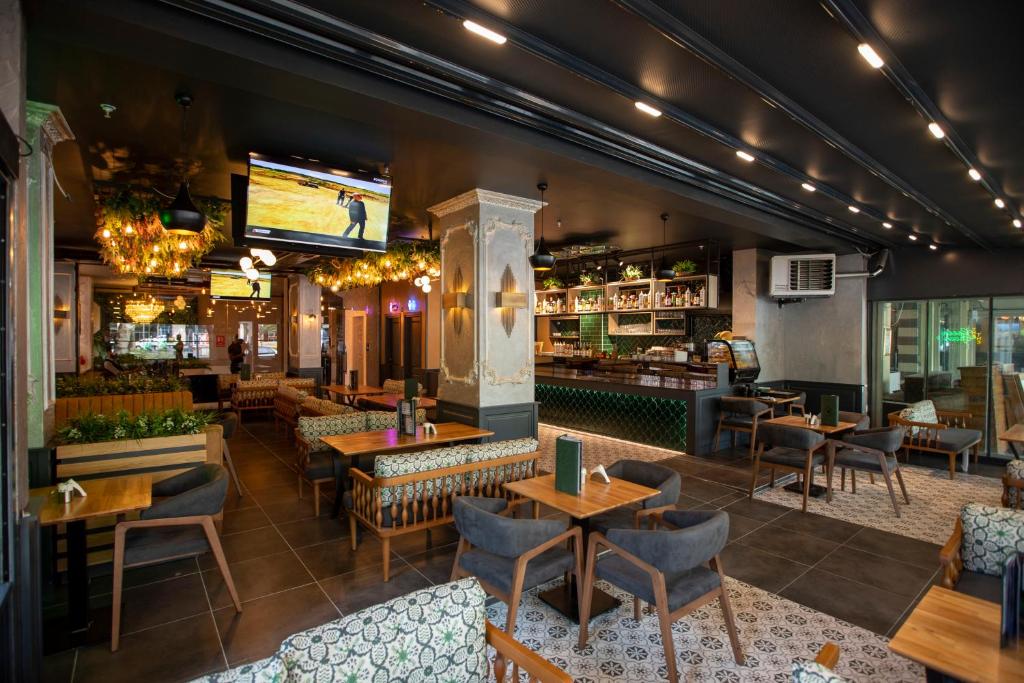 THE GREEN HOTEL - image 6