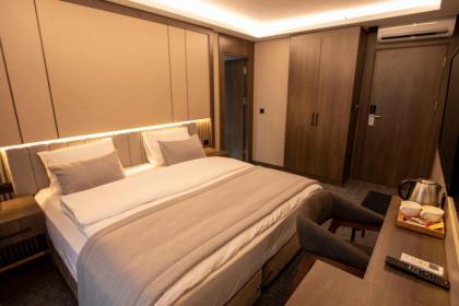 THE GREEN HOTEL - image 8