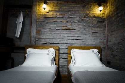 Roya Rooms - image 9