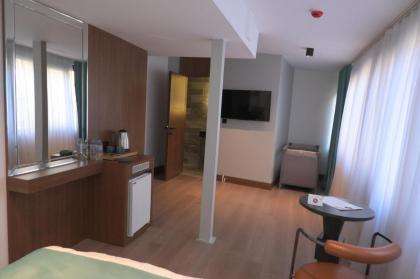 Isle Hotel - image 19
