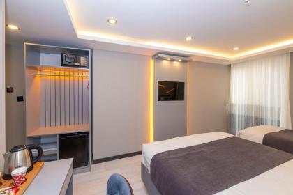 White Corner Hotel - image 2