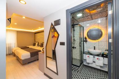 White Corner Hotel - image 4