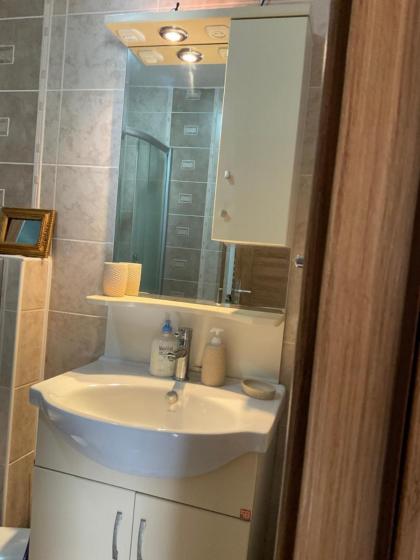 Lovely two bedroom flat There is a separate room used as an office suitable for working from home. - image 8