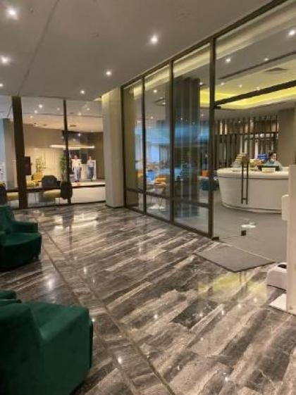 New luxuriously renovated 11  home in city center - image 9