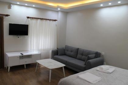 Beyoğlu Asmalımescit'te Mobilyalı Balkonlu Daire - image 3