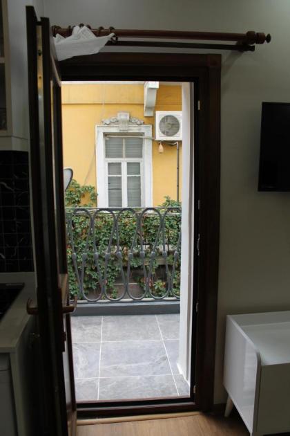 Beyoğlu Asmalımescit'te Mobilyalı Balkonlu Daire - image 7