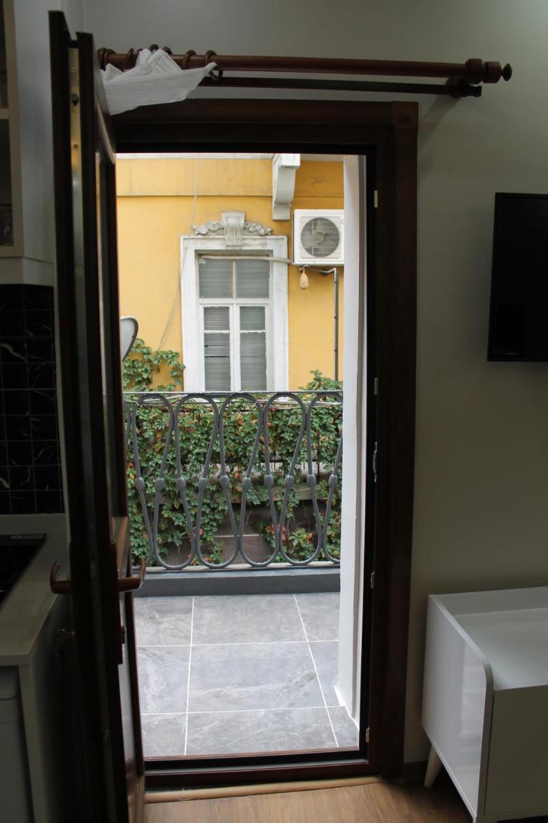 Beyoğlu Asmalımescit'te Mobilyalı Balkonlu Daire - image 7