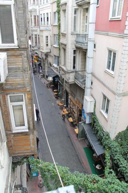 Beyoğlu Asmalımescit'te Mobilyalı Balkonlu Daire - image 8