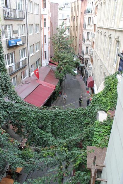 Beyoğlu Asmalımescit'te Mobilyalı Balkonlu Daire - image 9