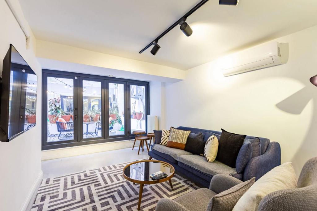 Excellent Flat with Lovely Backyard in Cihangir - main image