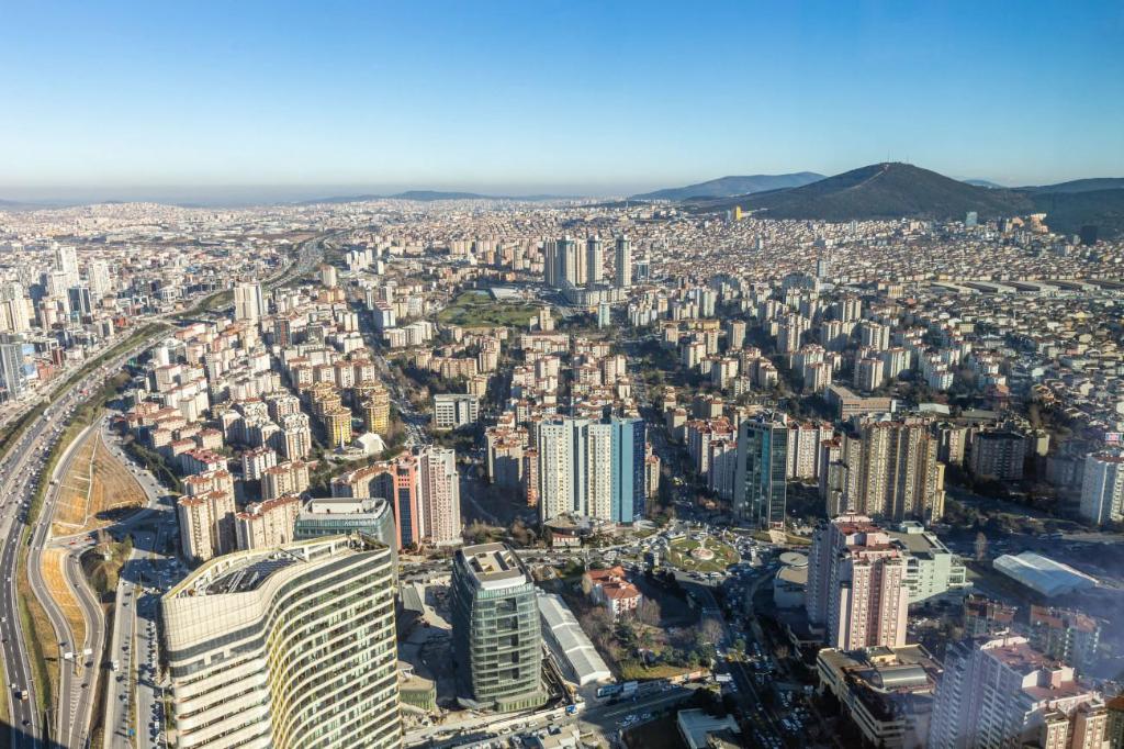 Atasehir Studio Expansive Cityscape View - image 3