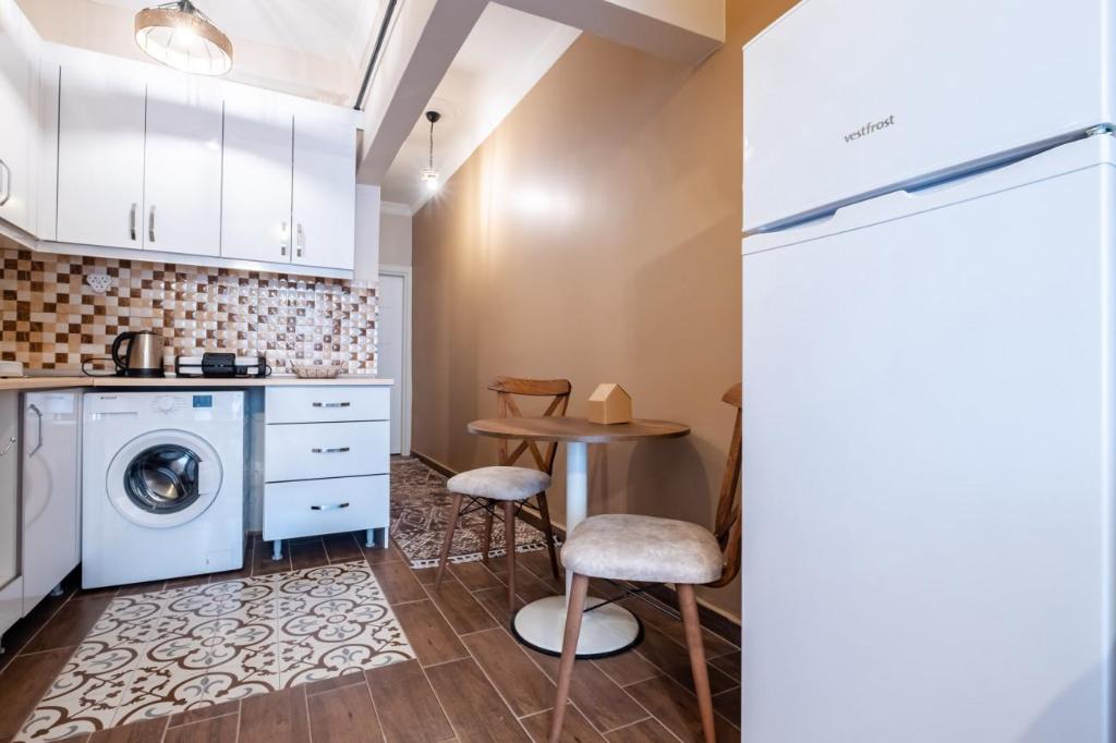 Lovely Flat 6 min to Taksim Square in Beyoglu - image 5