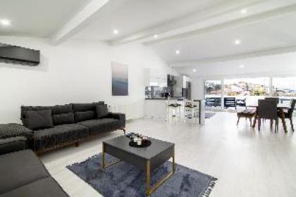 Sleek House with a Lovely Terrace in Besiktas - image 3