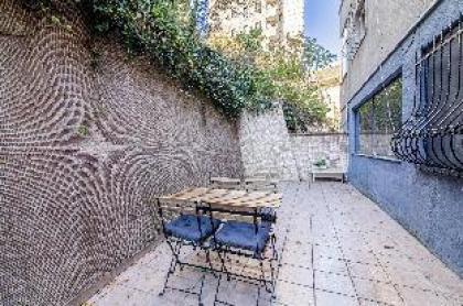 Charming Flat with Backyard Close to Zorlu Center - image 8