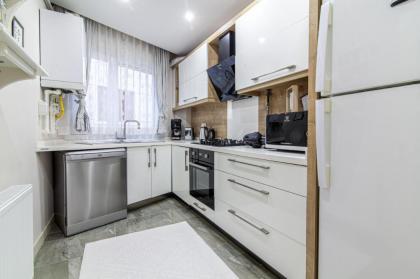 Vibrant and Central Flat with Balcony in Maltepe - image 4