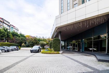 Modern 1bdr Residence With Pool Gym Parking - image 27