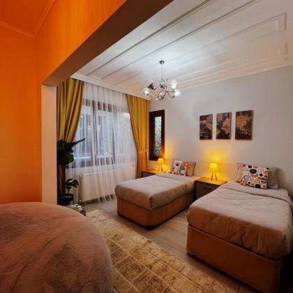 Triplex house with Bridge view - image 12