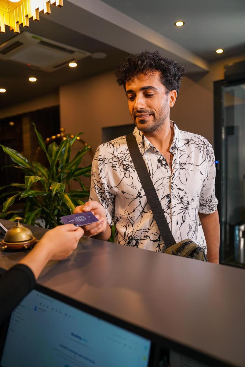 Homey Airport Hotel - image 7