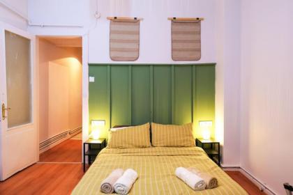 Cihangir'de Merkezi ve Balkonlu Daire - image 26