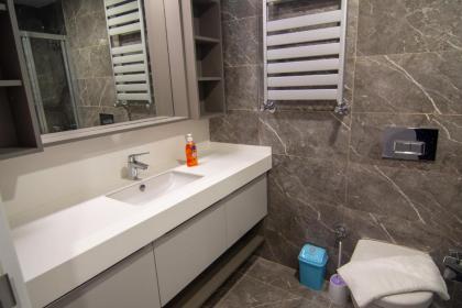 Elegant & Modern 2 Br Apt - image 30