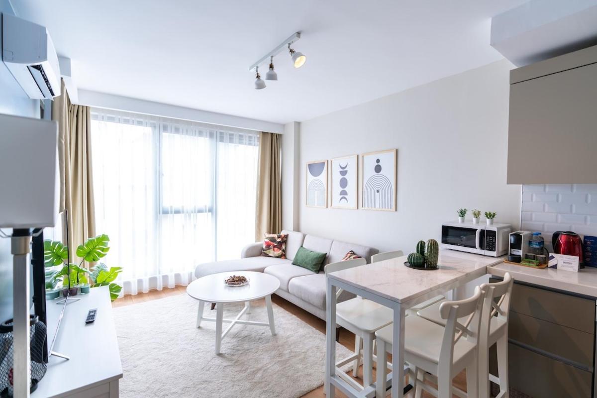 Modern Stylish 2br Apt Near Eyp Sultan Mosque - main image