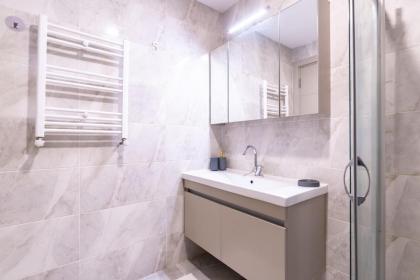 Modern Stylish 2br Apt Near Eyp Sultan Mosque - image 16
