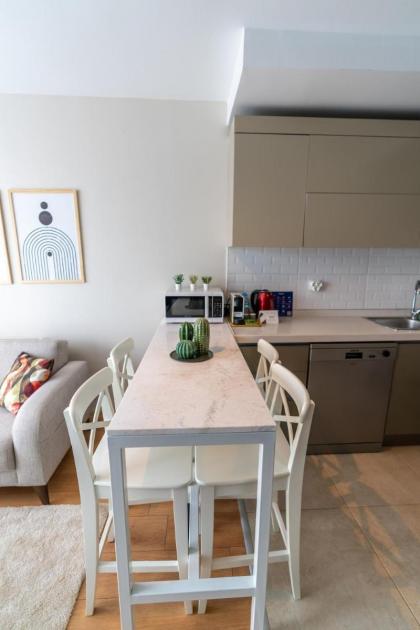Modern Stylish 2br Apt Near Eyp Sultan Mosque - image 17