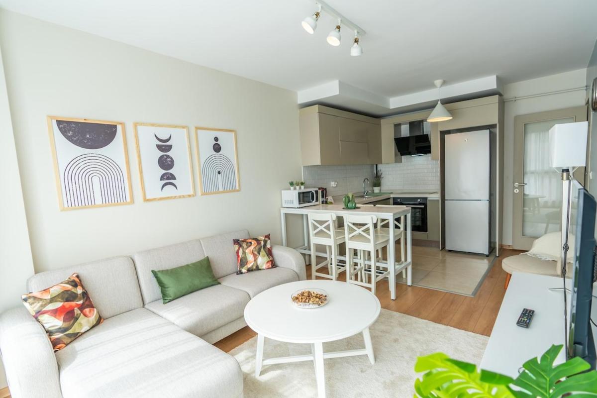 Modern Stylish 2br Apt Near Eyp Sultan Mosque - image 3