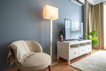 Modern Stylish 2br Apt Near Eyp Sultan Mosque - image 4